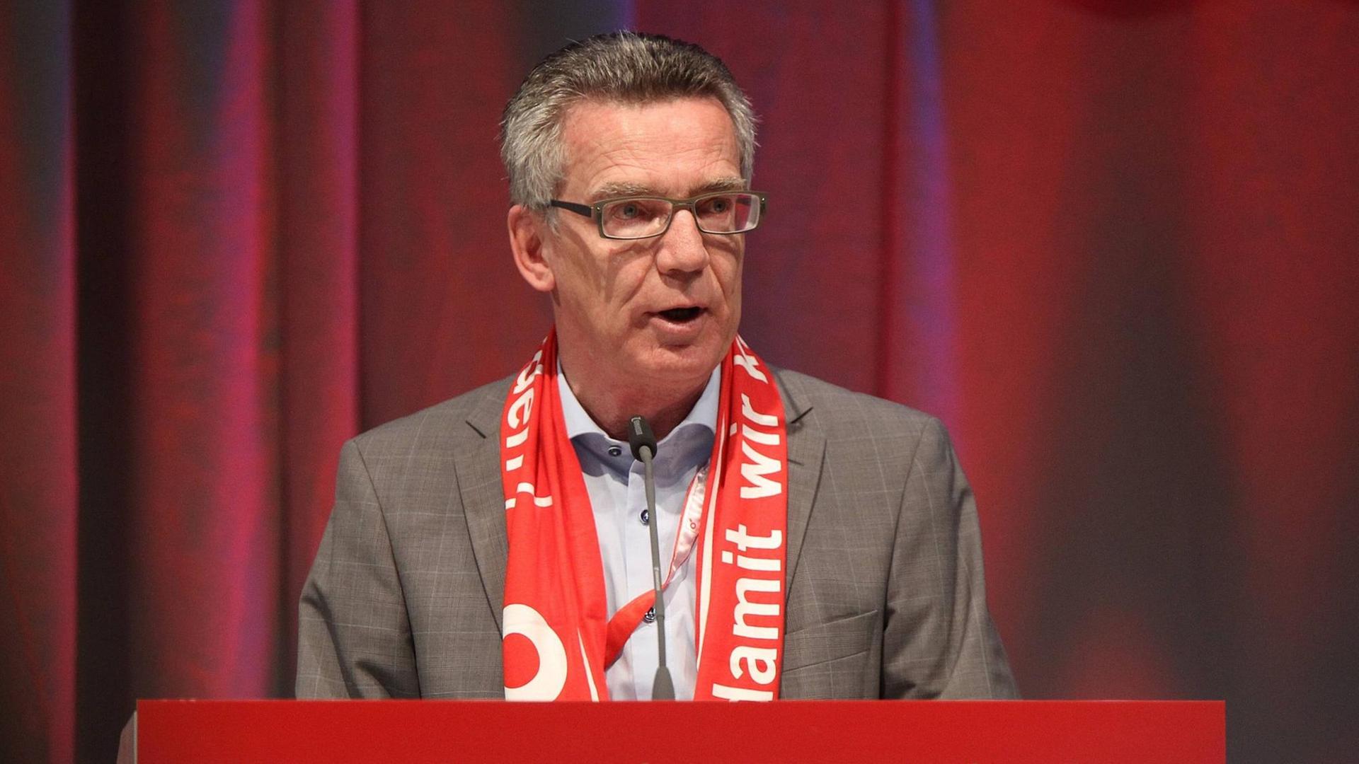 Bundesinnenminister Thomas de Maiziere 04.06.15) auf dem evangelischen Kirchentag in Stuttgart. Bundesinnenminister Thomas de Maiziere 04.06.15) auf dem evangelischen Kirchentag in Stuttgart.