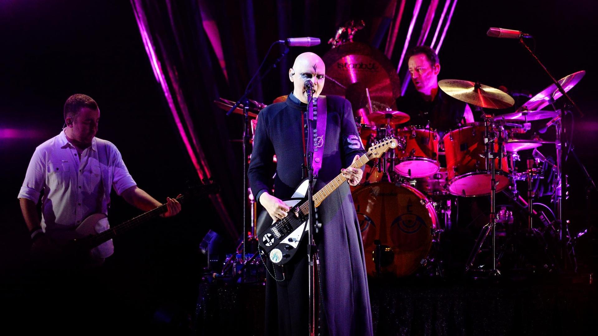 Die Band The Smashing Pumpkins steht bei einem Auftritt im August 2019 auf der Bühne. Die Band The Smashing Pumpkins steht bei einem Auftritt im August 2019 auf der Bühne.