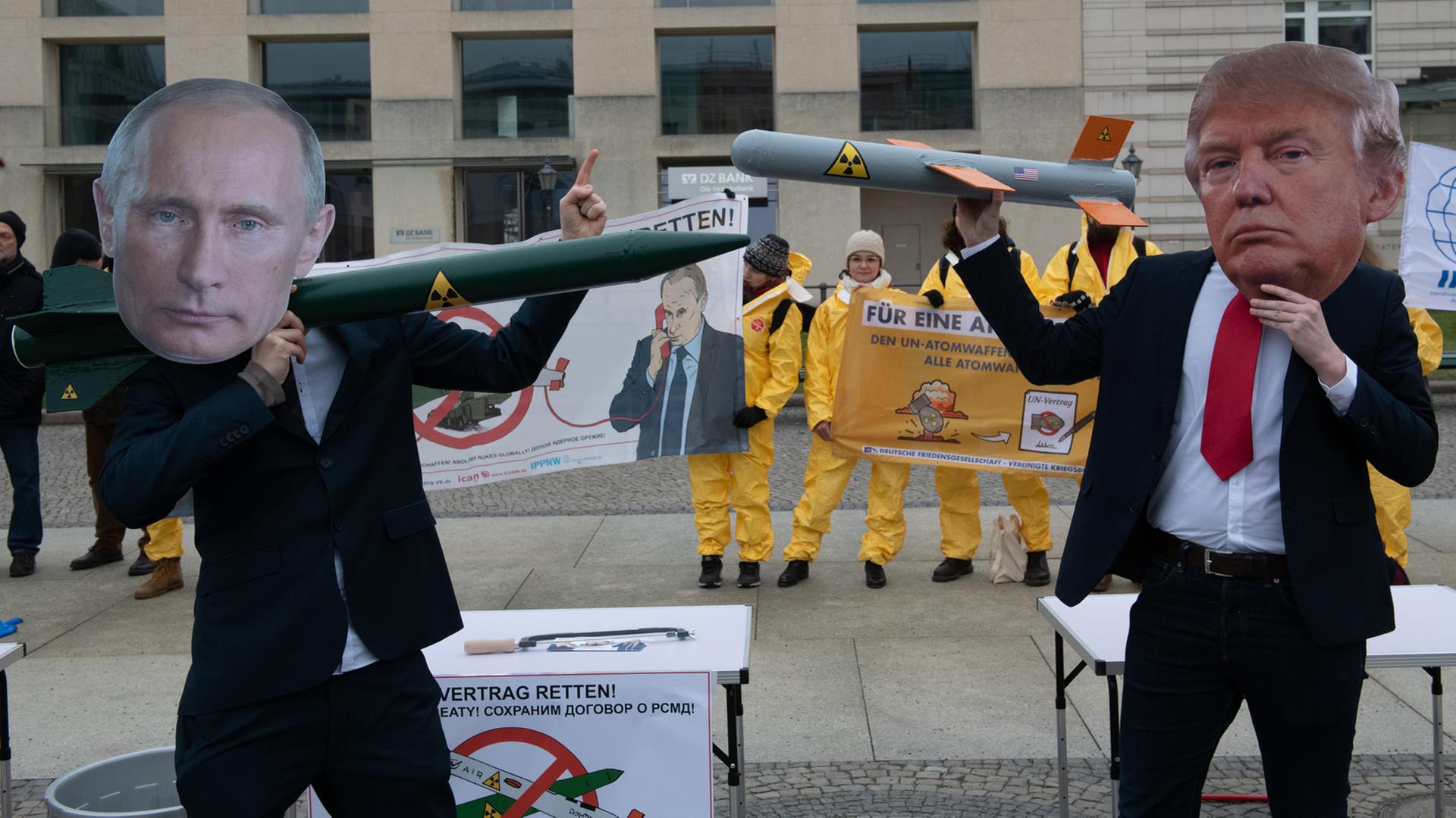 Berlin, Anfang Februar 2019: Demonstranten mit einer Putin und Trump-Maske stehen sich mit Raketen-Modellen auf dem Pariser Platz gegenüber. Sie protestieren mit der Aktion gegen das drohende Aus des INF-Abrüstungsabkommen zwischen Russland und den USA. Berlin, Anfang Februar 2019: Demonstranten mit einer Putin und Trump-Maske stehen sich mit Raketen-Modellen auf dem Pariser Platz gegenüber. Sie protestieren mit der Aktion gegen das drohende Aus des INF-Abrüstungsabkommen zwischen Russland und den USA.