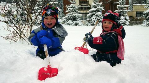 Schierke (Sachsen-Anhalt): Die beiden zweijährigen Jungen Max (l.) und Albert freuen sich über den Winter.