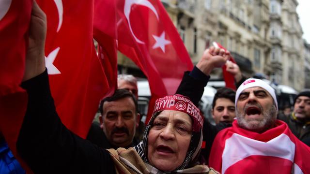 Anhänger von Präsident Erdogan protestieren vor dem niederländischen Konsulat in Istanbul gegen die Regierung in Den Haag.