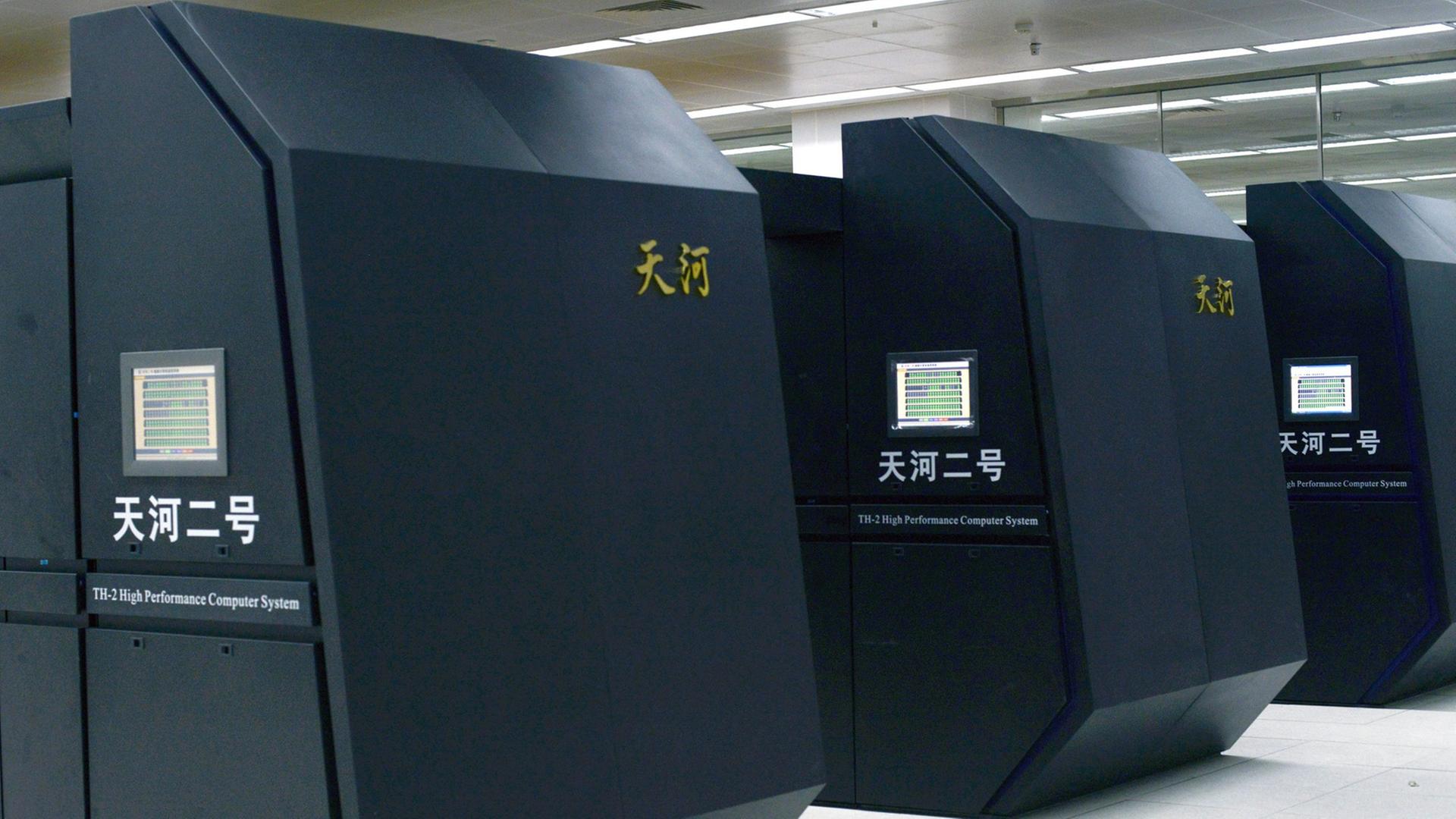 Der chinesische Supercomputer Tianhe-2 steht in einer großen Halle. Der chinesische Supercomputer Tianhe-2 steht in einer großen Halle.