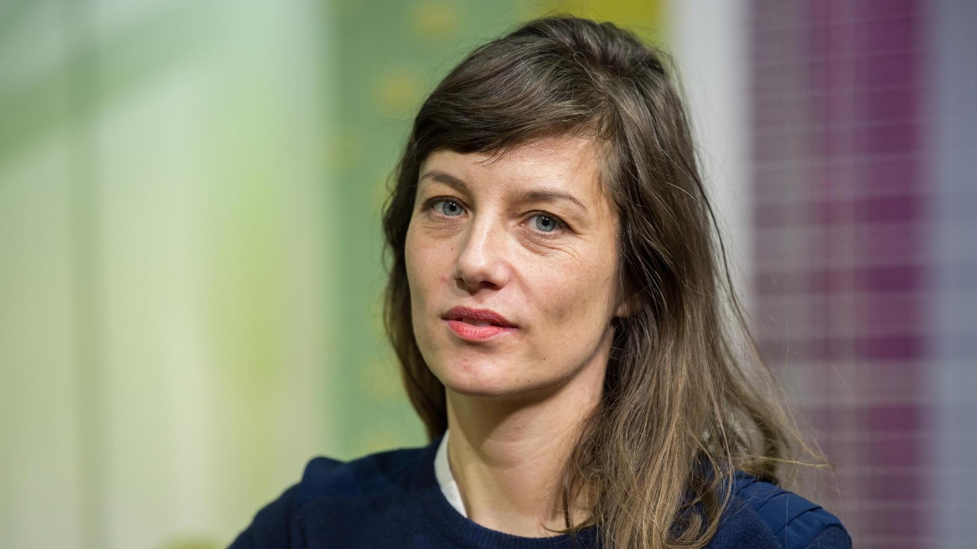 Die deutsche Theaterregisseurin Susanne Kennedy schaut am 28.11.2017 vor Beginn einer Probe der Uraufführung "Women in Trouble" in der Volksbühne Rosa-Luxemburg-Platz in Berlin in die Kamera. Die deutsche Theaterregisseurin Susanne Kennedy schaut am 28.11.2017 vor Beginn einer Probe der Uraufführung "Women in Trouble" in der Volksbühne Rosa-Luxemburg-Platz in Berlin in die Kamera.