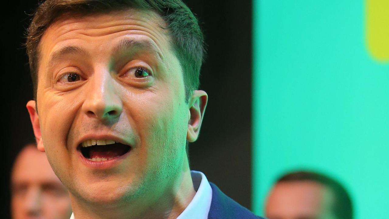 21.04.2019, Ukraine, Kiew: 5856062 21.04.2019 Ukrainian presidential candidate Volodymyr Zelensky speaks during a news conference at his campaign headquarters following a presidential election in Kiev, Ukraine. Stringer / Sputnik Foto: Stringer/Sputnik/dpa | 21.04.2019, Ukraine, Kiew: 5856062 21.04.2019 Ukrainian presidential candidate Volodymyr Zelensky speaks during a news conference at his campaign headquarters following a presidential election in Kiev, Ukraine. Stringer / Sputnik Foto: Stringer/Sputnik/dpa |