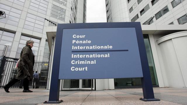 Eingang zum Internationalen Strafgerichtshofs in Den Haag mit Schild davor.