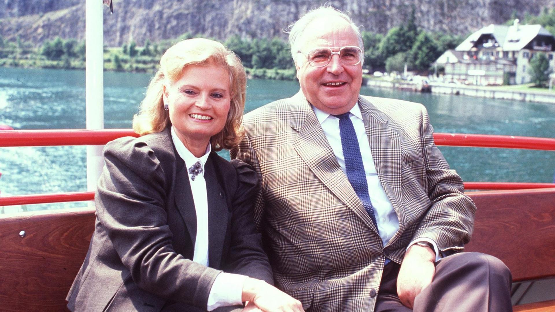 Helmut und Hannelore Kohl im Jahr 1990 bei einer Bootsfahrt.