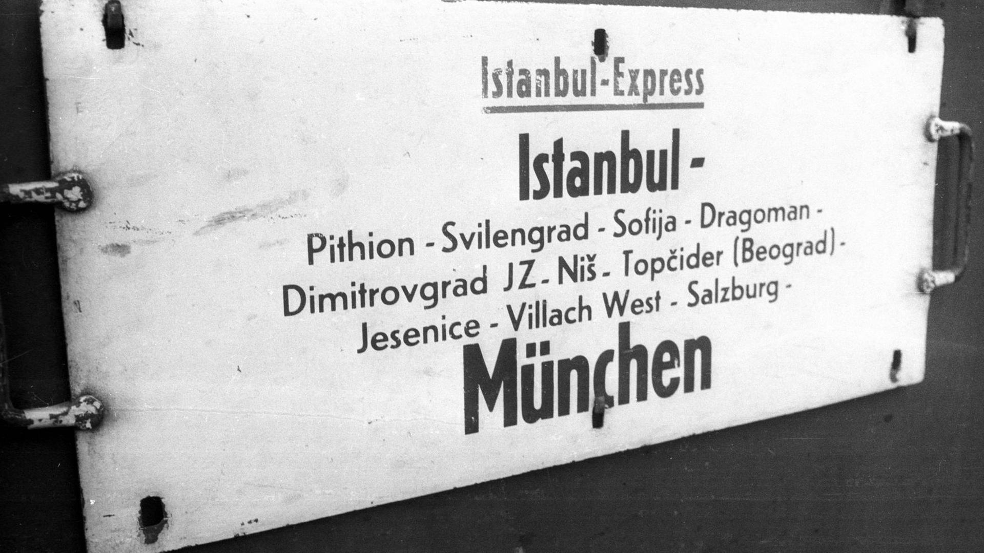 Zugschild des Istanbul-Express, der Gastarbeiter 1970 zum Hauptbahnhof in München brachte Zugschild des Istanbul-Express, der Gastarbeiter 1970 zum Hauptbahnhof in München brachte
