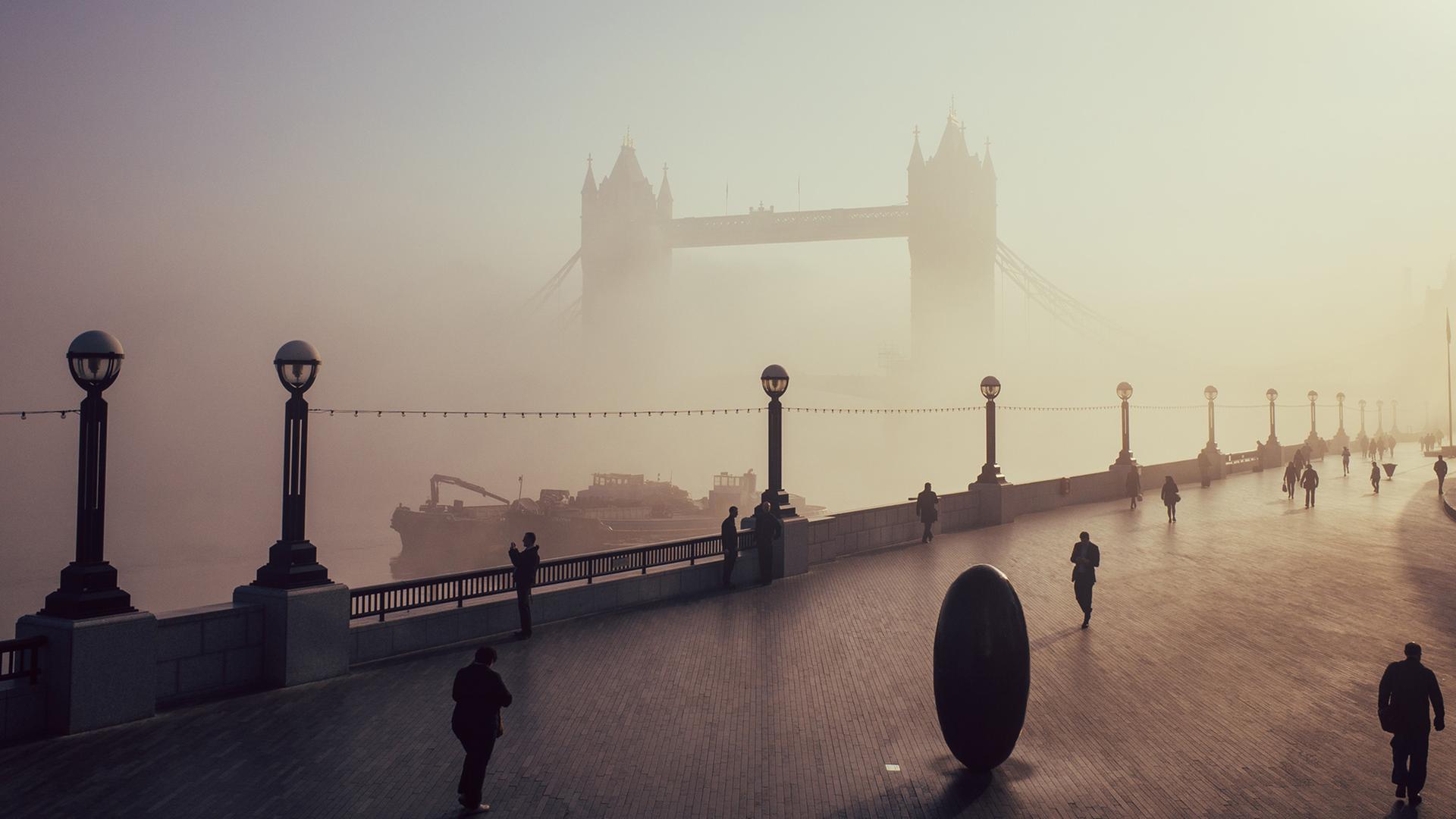 Blick auf die Tower Bridge in London im Nebel.
