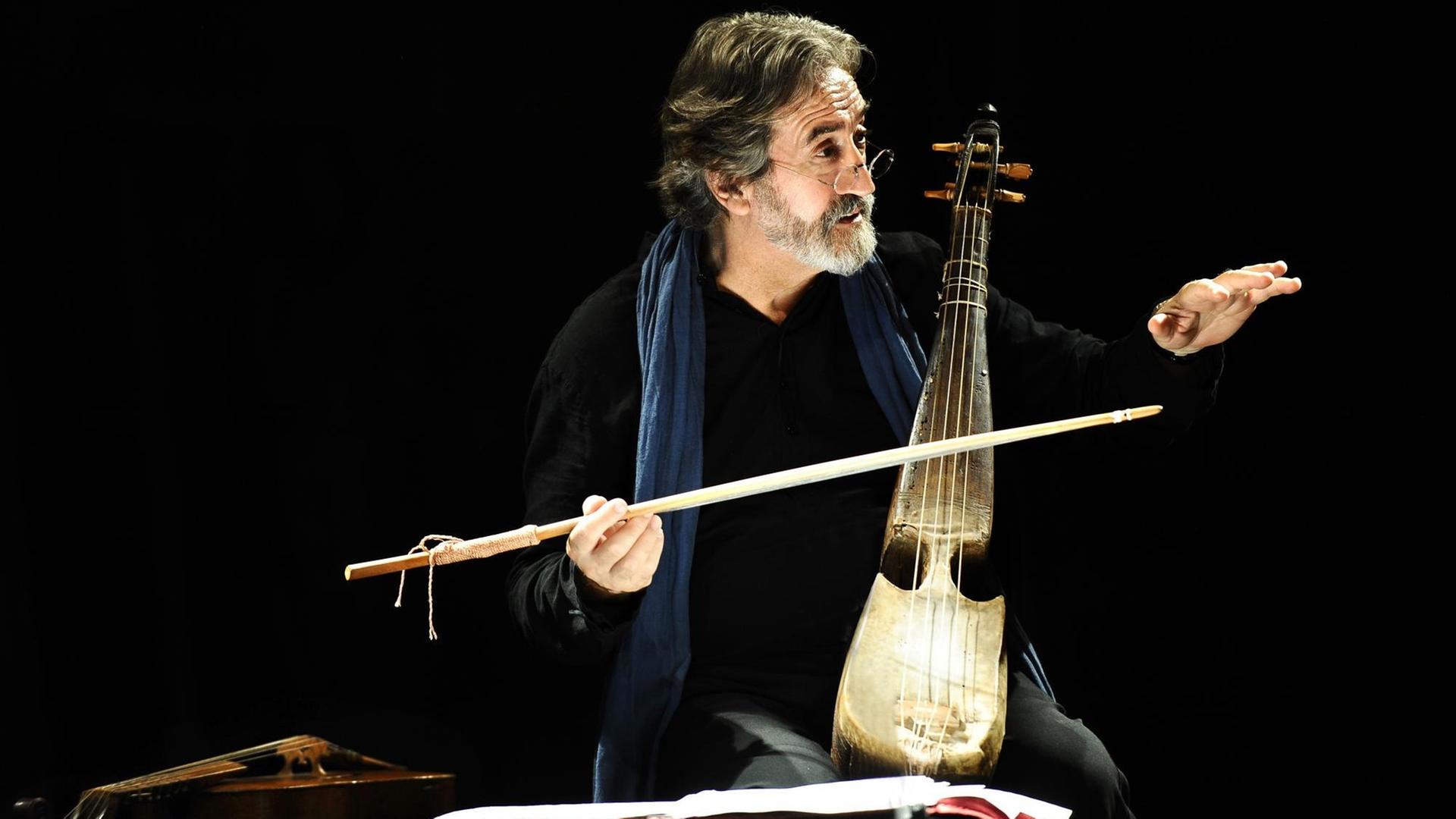 Der Gambist und Ensembleleiter Jordi Savall mit einer Rebab Der Gambist und Ensembleleiter Jordi Savall mit einer Rebab