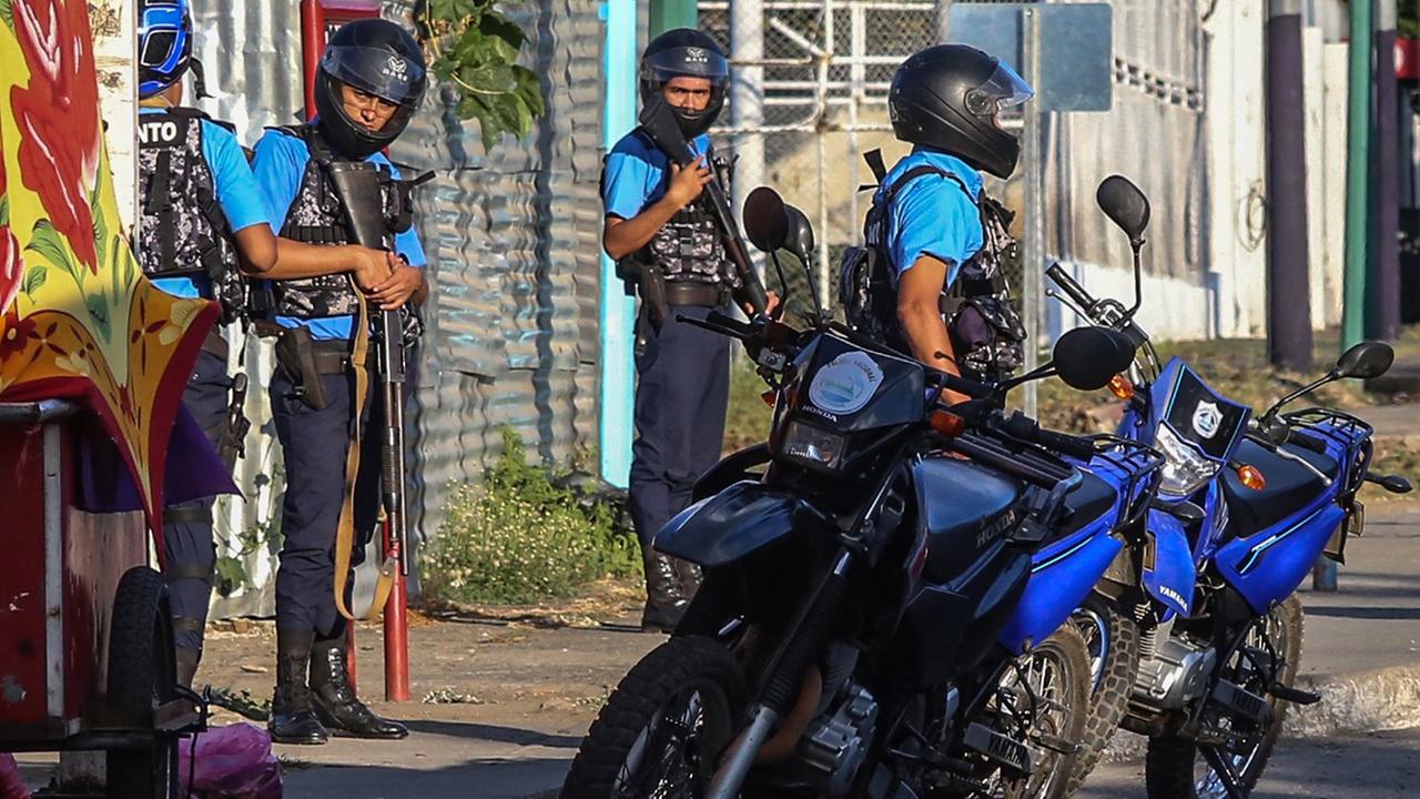 Polizisten in Managua halten Ausschau nach Regimegegnern Polizisten in Managua halten Ausschau nach Regimegegnern