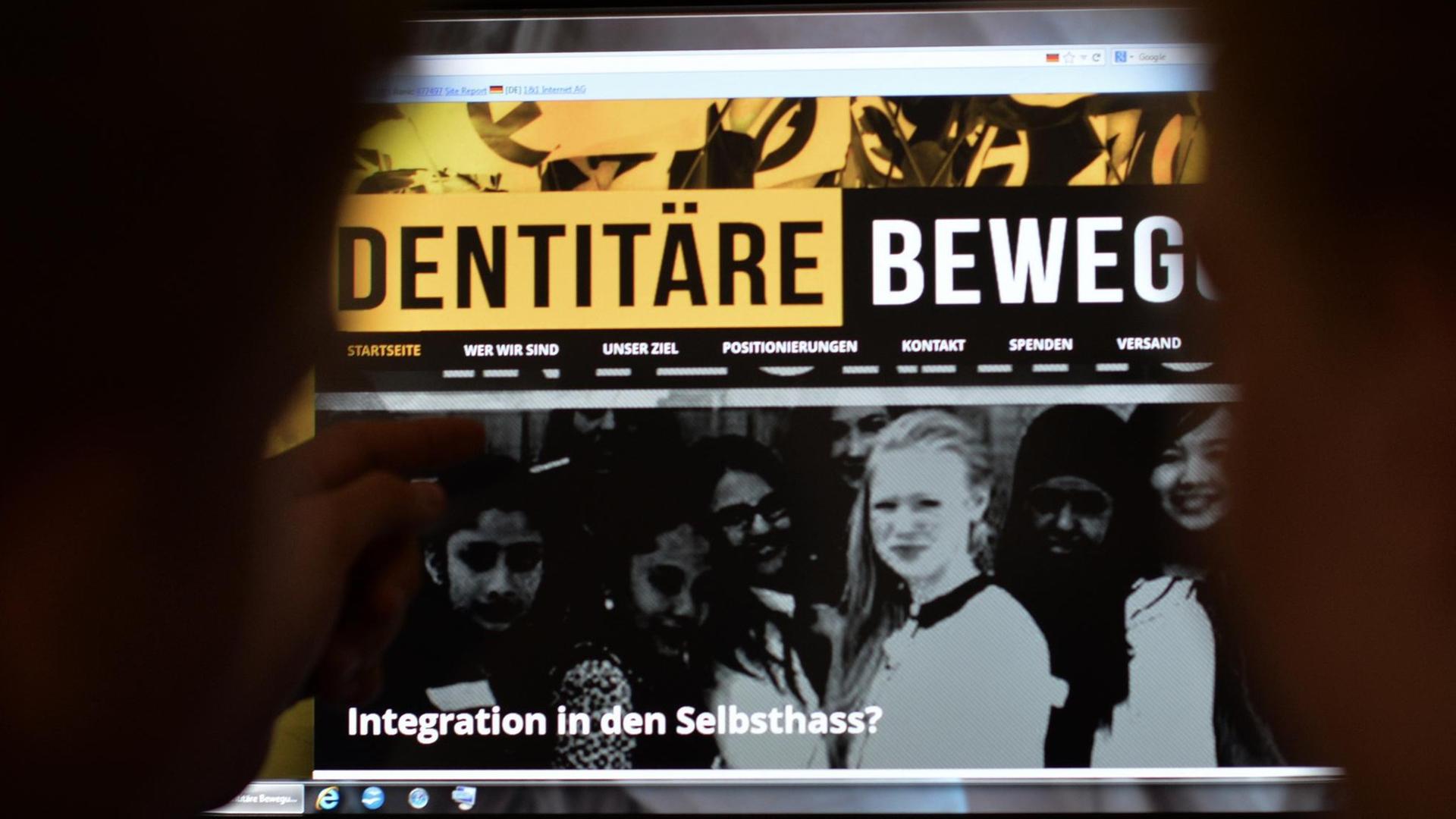 ILLUSTRATION: Jugendliche betrachten am 09.07.2013 in Berlin eine im rechten Bereich agierende Webseite.