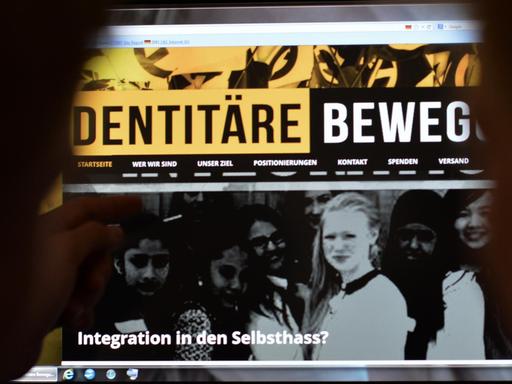 ILLUSTRATION: Jugendliche betrachten am 09.07.2013 in Berlin eine im rechten Bereich agierende Webseite.