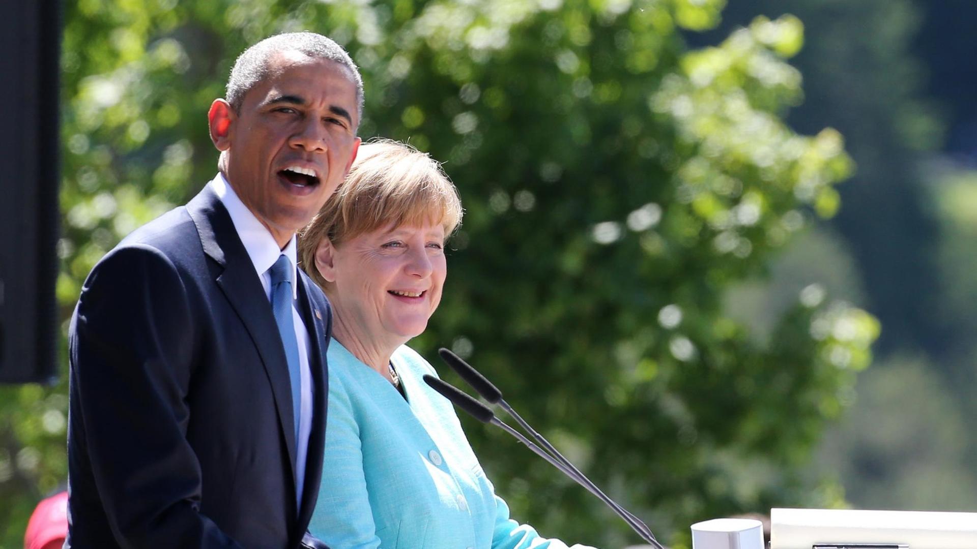 Bundeskanzlerin Angela Merkel und US-Präsident Barack Obama am 07.06.2015 in Krün (Bayern). Die Staats- und Regierungschefs der sieben großen Industrienationen (G7) kommen am Sonntag und Montag im bayerischen Elmau zusammen, um über außen- und sicherheitspolitische Herausforderungen zu beraten. Bundeskanzlerin Angela Merkel und US-Präsident Barack Obama am 07.06.2015 in Krün (Bayern). Die Staats- und Regierungschefs der sieben großen Industrienationen (G7) kommen am Sonntag und Montag im bayerischen Elmau zusammen, um über außen- und sicherheitspolitische Herausforderungen zu beraten.