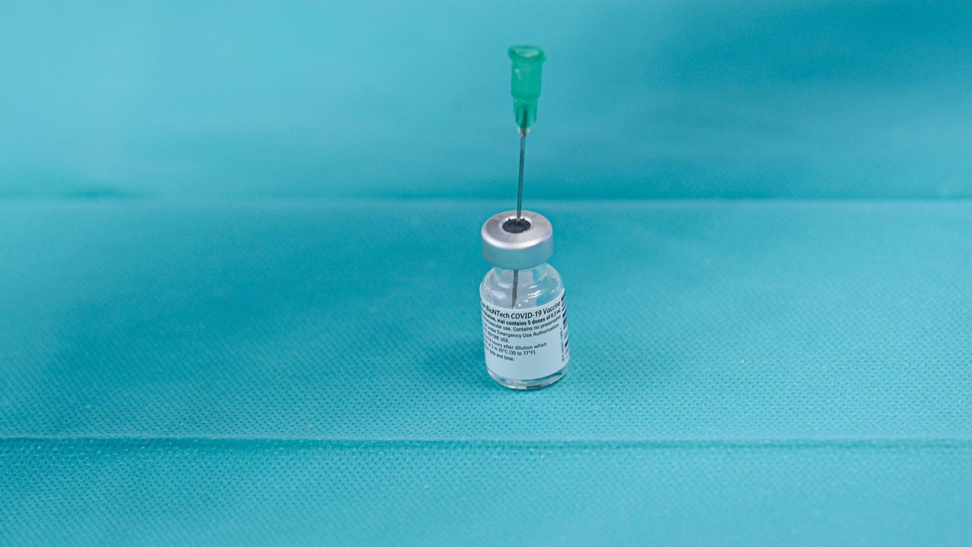 Ein leeres Injektionsfläschchen des Impfstoffs gegen Corona von Biontech/Pfizer Ein leeres Injektionsfläschchen des Impfstoffs gegen Corona von Biontech/Pfizer