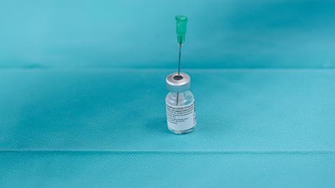 Ein leeres Injektionsfläschchen des Impfstoffs gegen Corona von Biontech/Pfizer