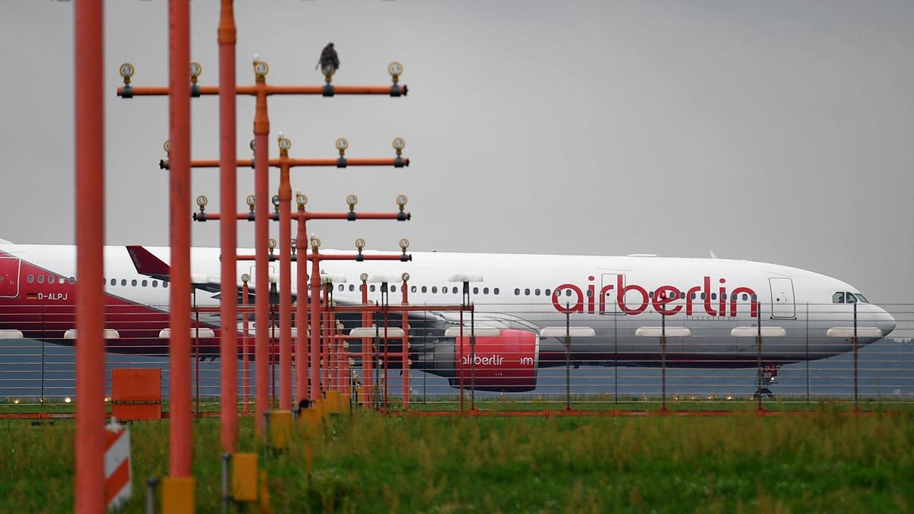 Ein Flugzeug der Fluggesellschaft Air Berlin fährt am Flughafen Tegel zur Startbahn.