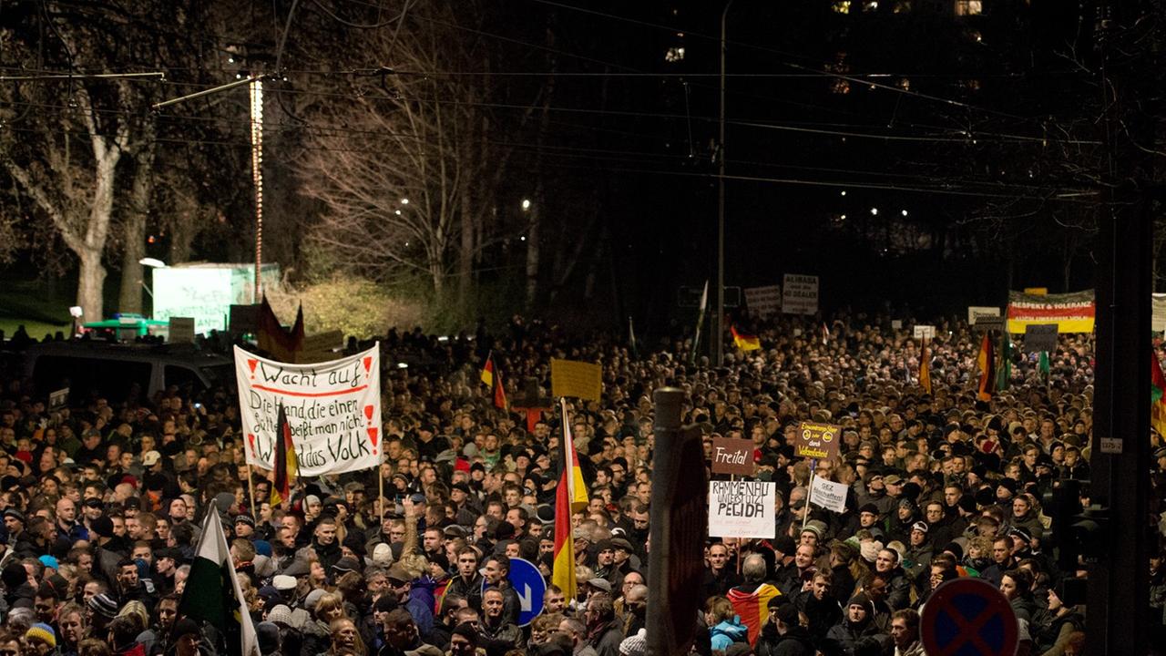 Teilnehmer einer Pegida-Kundgebung in Dresden Teilnehmer einer Pegida-Kundgebung in Dresden
