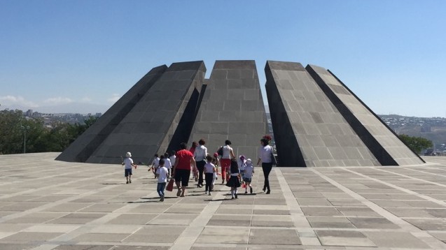 Eine Besuchergruppe nähert sich dem Genoziddenkmal in Eriwan Eine Besuchergruppe nähert sich dem Genoziddenkmal in Eriwan