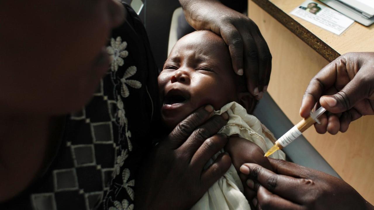 Ein Kind wird in Kenya gegen Malaria geimpft Ein Kind wird in Kenya gegen Malaria geimpft