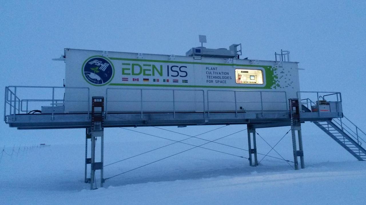 Der Forschungscontainer EDEN ISS im Eis der Antarktis. Der Forschungscontainer EDEN ISS im Eis der Antarktis.