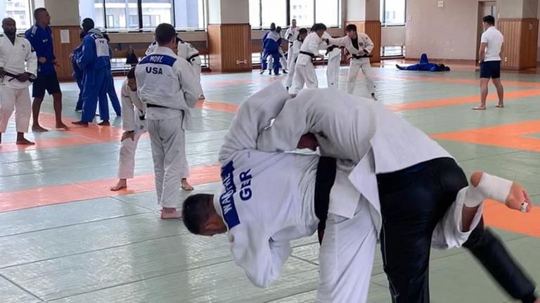 Judo-Kämpfer in einer Turnhalle.