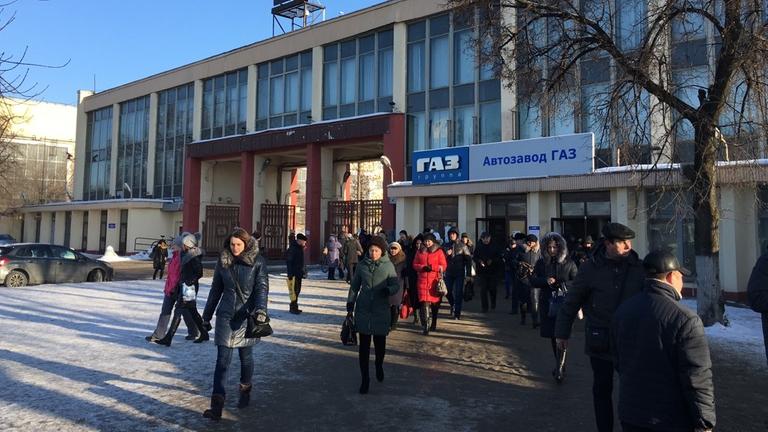 Menschen verlassen Fabrik nach Feierabend Menschen verlassen Fabrik nach Feierabend