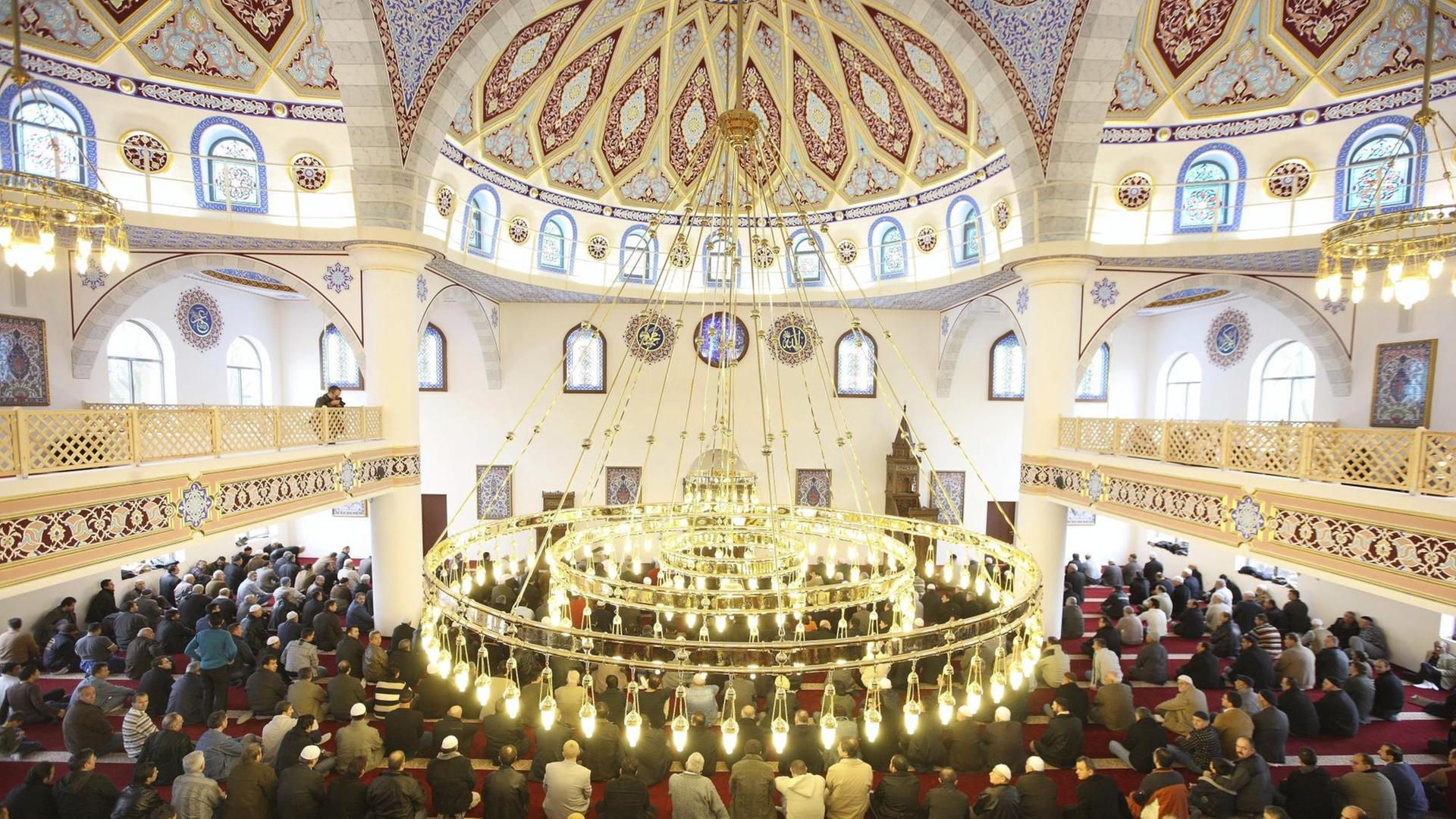 Gläubige beim Freitagsgebet in der Ditib-Merkez-Moschee in Duisburg. Gläubige beim Freitagsgebet in der Ditib-Merkez-Moschee in Duisburg.