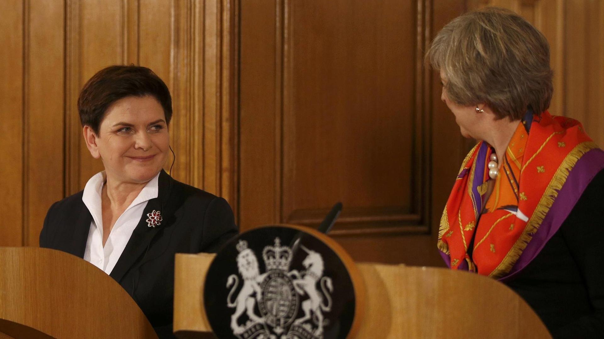 Die britische Premierministerin Theresa May (R) und die polnische Premierministerin Beata Szydlo nehmen am 28. November 2016 an einer gemeinsamen Pressekonferenz nach ihrem Treffen in der 10 Downing Street im Zentrum Londons teil. / AFP PHOTO / POOL / PETER NICHOLLS Die britische Premierministerin Theresa May (R) und die polnische Premierministerin Beata Szydlo nehmen am 28. November 2016 an einer gemeinsamen Pressekonferenz nach ihrem Treffen in der 10 Downing Street im Zentrum Londons teil. / AFP PHOTO / POOL / PETER NICHOLLS