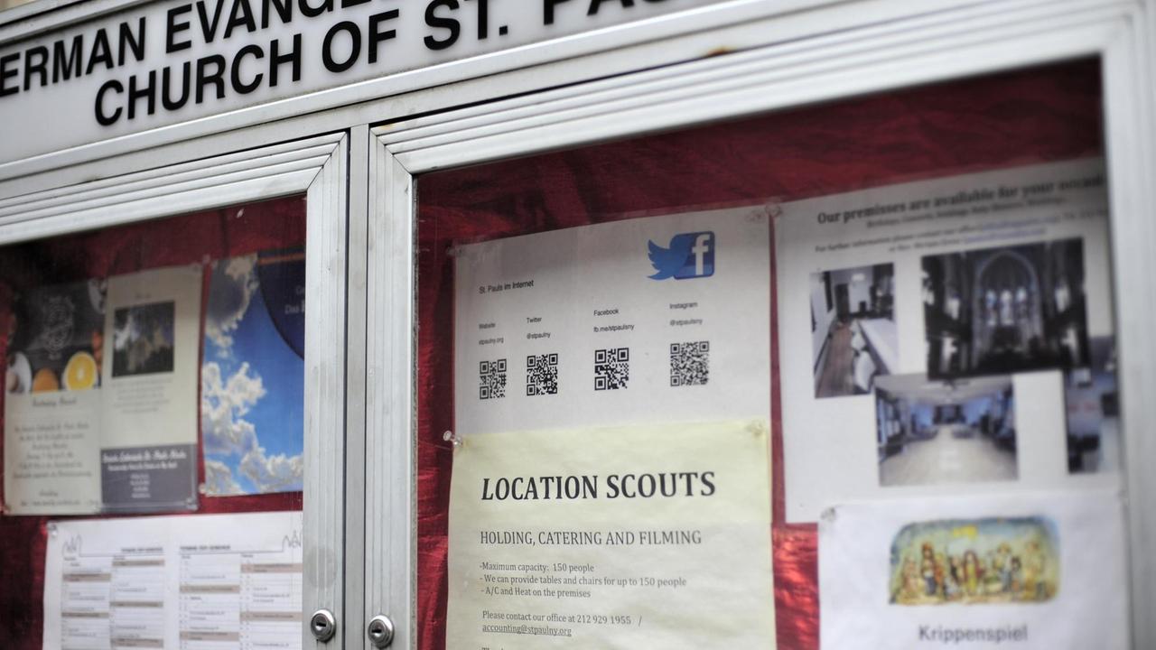 Im Schaukasten am Eingang der deutschsprachigen Saint Pauls-Kirchengemeinde in New York ist der Hinweis auf ein Krippenspiel zu lesen sowie eine Mitteilung für Filmproduktionsfirmen, welche die Kirche als Drehort anmieten möchten.  