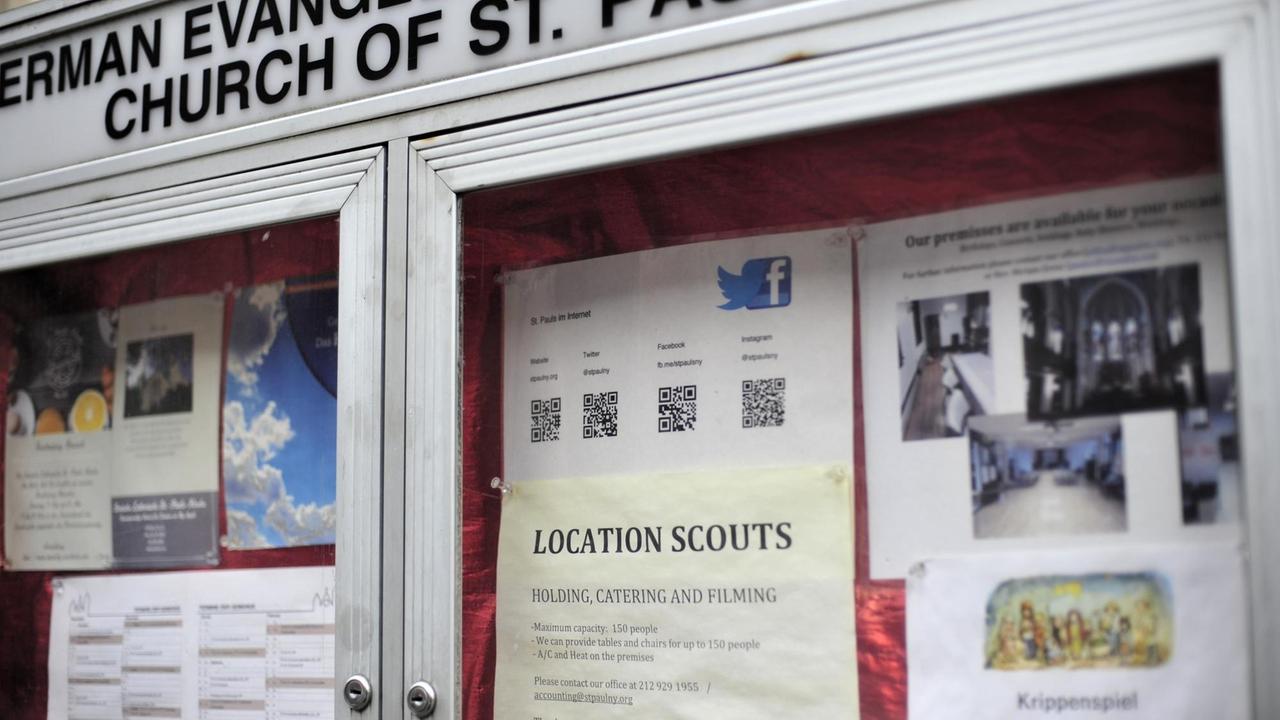 Im Schaukasten am Eingang der deutschsprachigen Saint Pauls-Kirchengemeinde in New York ist der Hinweis auf ein Krippenspiel zu lesen sowie eine Mitteilung für Filmproduktionsfirmen, welche die Kirche als Drehort anmieten möchten. Im Schaukasten am Eingang der deutschsprachigen Saint Pauls-Kirchengemeinde in New York ist der Hinweis auf ein Krippenspiel zu lesen sowie eine Mitteilung für Filmproduktionsfirmen, welche die Kirche als Drehort anmieten möchten.