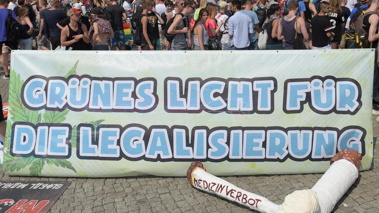 "Grünes Licht für die Legalisierung" steht am 08.08.2015 in Berlin bei der Hanfparade auf einem Plakat. Foto: Rainer Jensen/dpa "Grünes Licht für die Legalisierung" steht am 08.08.2015 in Berlin bei der Hanfparade auf einem Plakat. Foto: Rainer Jensen/dpa