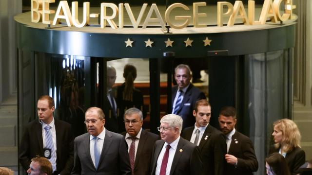 Der russische Außenminister Lawrow verlässt nach Ende der Friedensgespräche für Syrien ein Hotel im schweizerischen Lausanne.