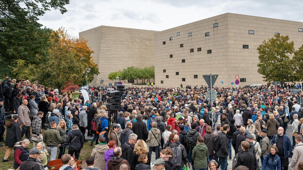 Eine Menschenmasse steht vor der Synagoge in Dresden. Der sächsische Innenminister, der Dresdner Oberbürgermeister und der Rektor der TU Dresden hatte nachdem Anschlag in Halle die Solidaritätsaktion organisiert. Eine Menschenmasse steht vor der Synagoge in Dresden. Der sächsische Innenminister, der Dresdner Oberbürgermeister und der Rektor der TU Dresden hatte nachdem Anschlag in Halle die Solidaritätsaktion organisiert.