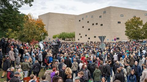 Eine Menschenmasse steht vor der Synagoge in Dresden. Der sächsische Innenminister, der Dresdner Oberbürgermeister und der Rektor der TU Dresden hatte nachdem Anschlag in Halle die Solidaritätsaktion organisiert.