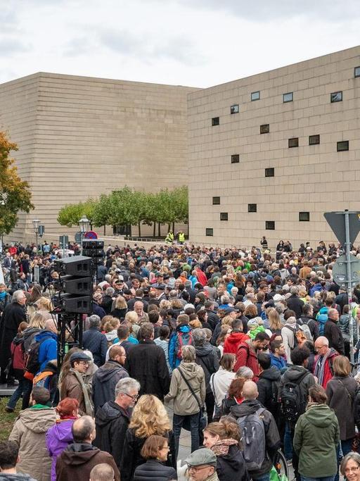Eine Menschenmasse steht vor der Synagoge in Dresden. Der sächsische Innenminister, der Dresdner Oberbürgermeister und der Rektor der TU Dresden hatte nachdem Anschlag in Halle die Solidaritätsaktion organisiert.
