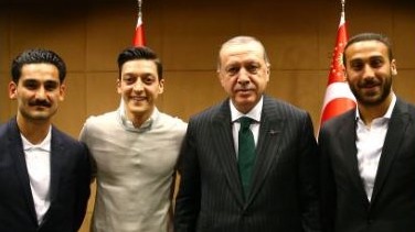 Das Bild zeigt unter anderem die deutschen Fußball-Nationalspieler Özil und Gündogan sowie den türkischen Staatspräsidenten Erdogan. Das Bild zeigt unter anderem die deutschen Fußball-Nationalspieler Özil und Gündogan sowie den türkischen Staatspräsidenten Erdogan.