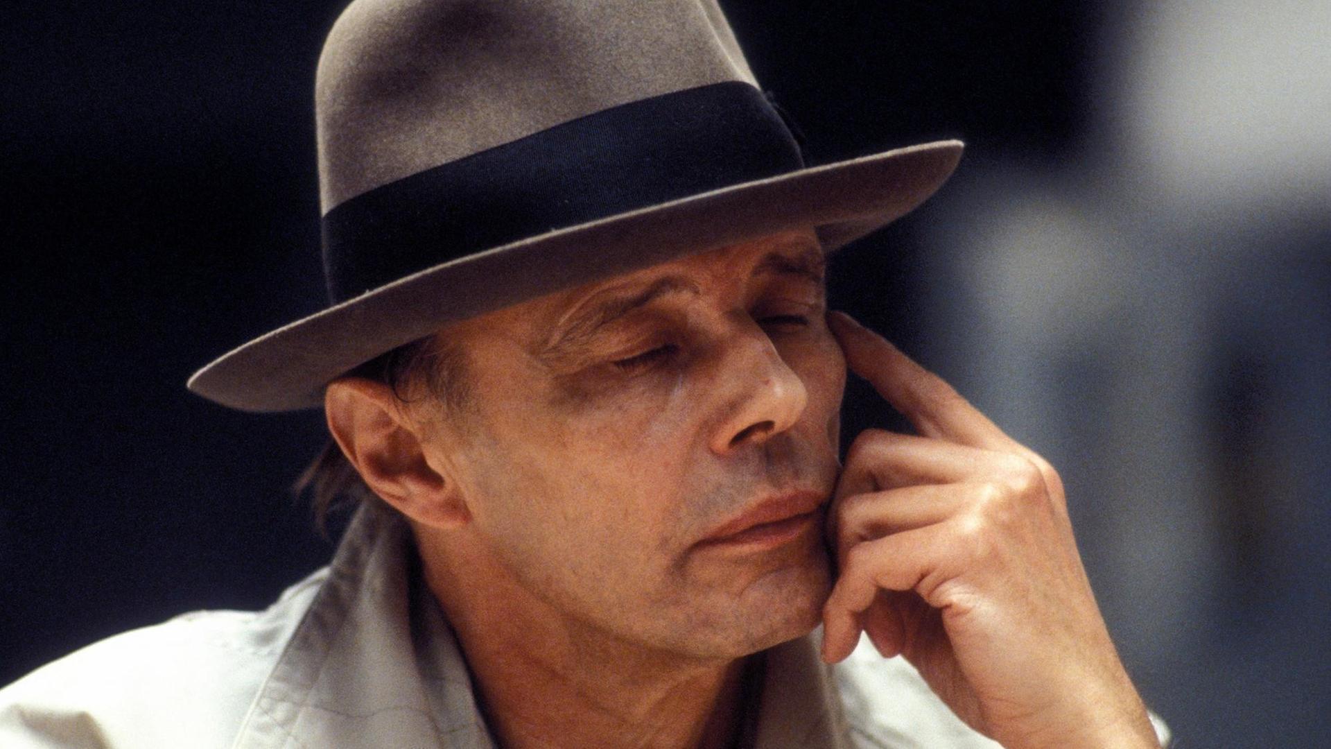 Bildnummer: 51831613 Datum: 18.04.1979 Copyright: imago/Sven Simon Künstler Josef Beuys (GER), Personen , Nachdenklichkeit; 1979, Maler, Bildhauer, Malerei, Joseph; , quer, Kbdia, Porträt, Bildhauerei, Kunst, Deutschland, Randbild, People; Aufnahmedatum geschätzt ins cms geladen 15.04.2021 Bildnummer: 51831613 Datum: 18.04.1979 Copyright: imago/Sven Simon Künstler Josef Beuys (GER), Personen , Nachdenklichkeit; 1979, Maler, Bildhauer, Malerei, Joseph; , quer, Kbdia, Porträt, Bildhauerei, Kunst, Deutschland, Randbild, People; Aufnahmedatum geschätzt ins cms geladen 15.04.2021