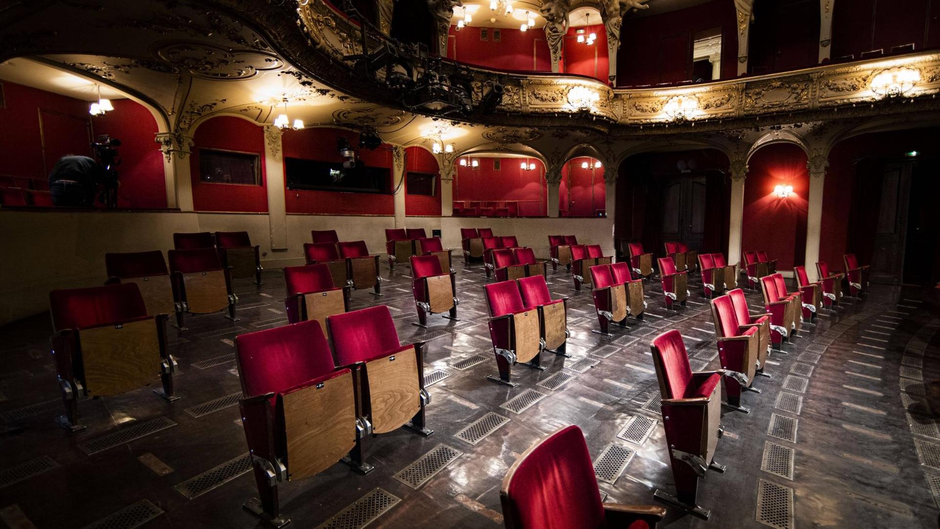 Umgebaute Sitzreihen zur Einhaltung der Abstandsregeln im Berliner Ensemble, dabei wurden einige Reihen komplett entfernt und außerdem einzele Sitze nebeneinander, um den Abstand zu vergrößern. Umgebaute Sitzreihen zur Einhaltung der Abstandsregeln im Berliner Ensemble, dabei wurden einige Reihen komplett entfernt und außerdem einzele Sitze nebeneinander, um den Abstand zu vergrößern.