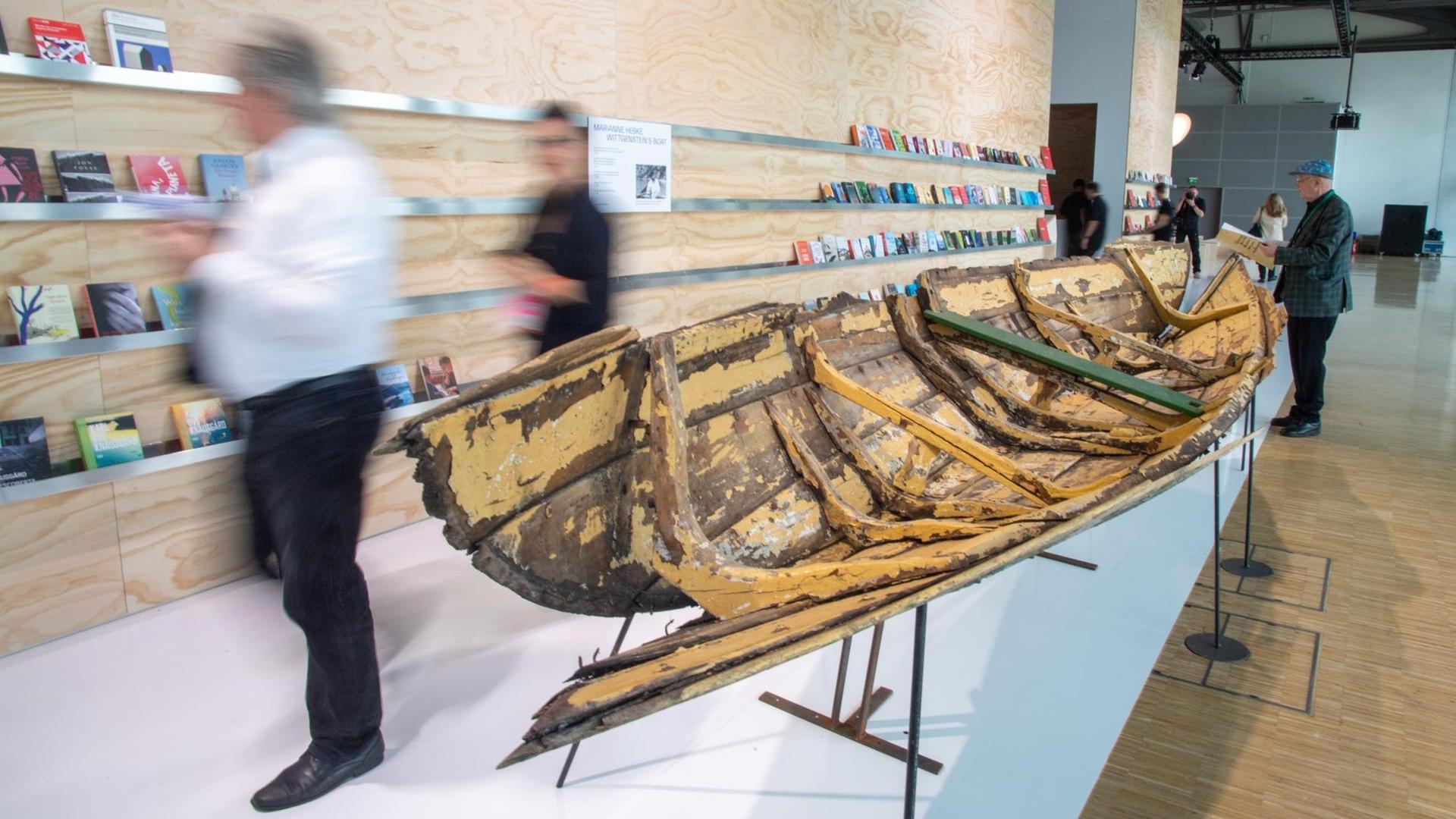 Installation " Wittgensteins Boot " der Kuenstlerin Marianne Heske im norwegischen Ehrengastpavillon auf der Frankfurter Buchmesse 2019 Installation " Wittgensteins Boot " der Kuenstlerin Marianne Heske im norwegischen Ehrengastpavillon auf der Frankfurter Buchmesse 2019