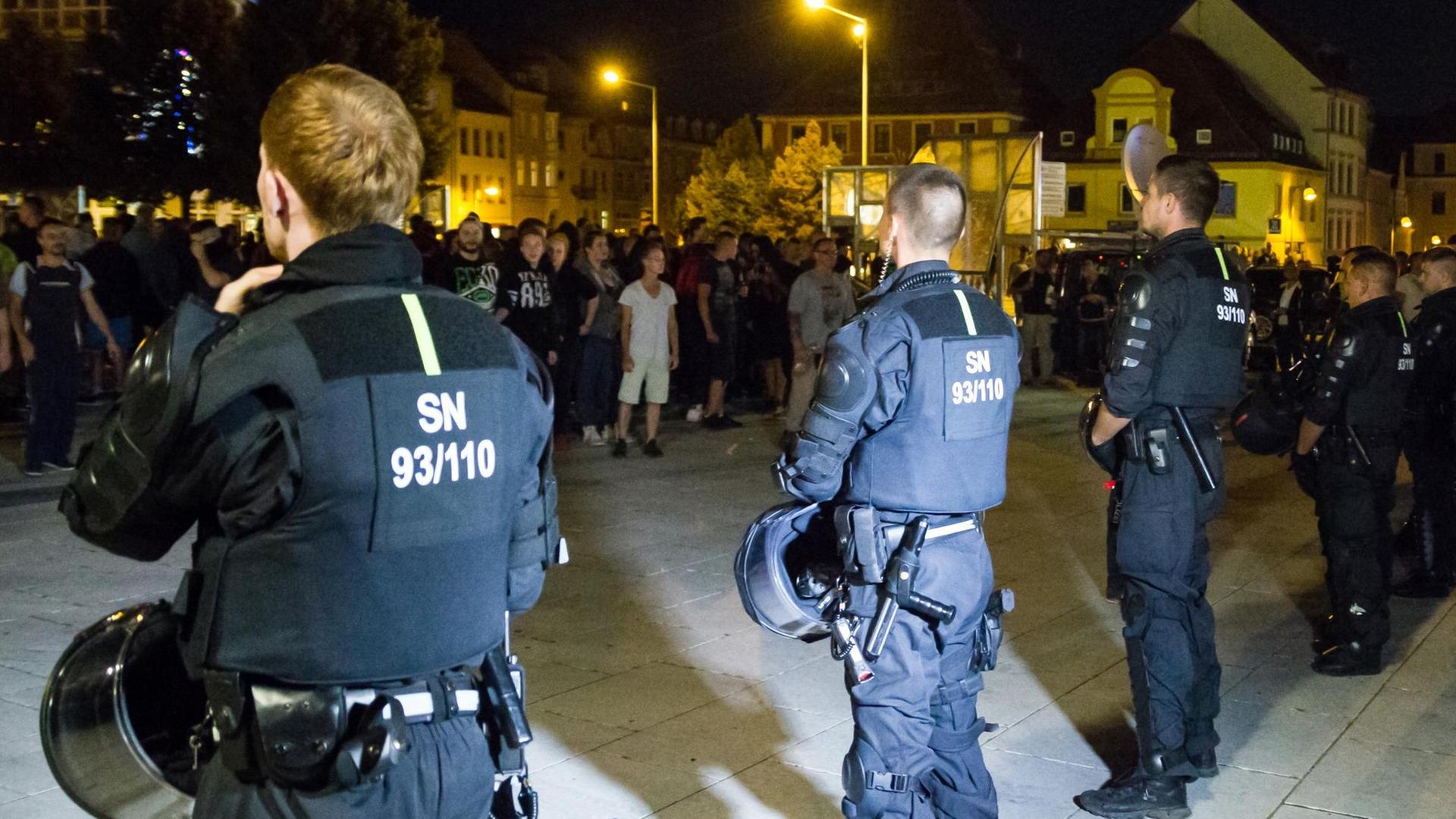 Bewaffnete Polizeibeamte stehen in Bautzen (Sachsen) auf dem Kornmarkt etwa 350 Versammlungsteilnehmern aus dem politisch rechten Spektrum gegenüber. Es ist dunkel. Bewaffnete Polizeibeamte stehen in Bautzen (Sachsen) auf dem Kornmarkt etwa 350 Versammlungsteilnehmern aus dem politisch rechten Spektrum gegenüber. Es ist dunkel.