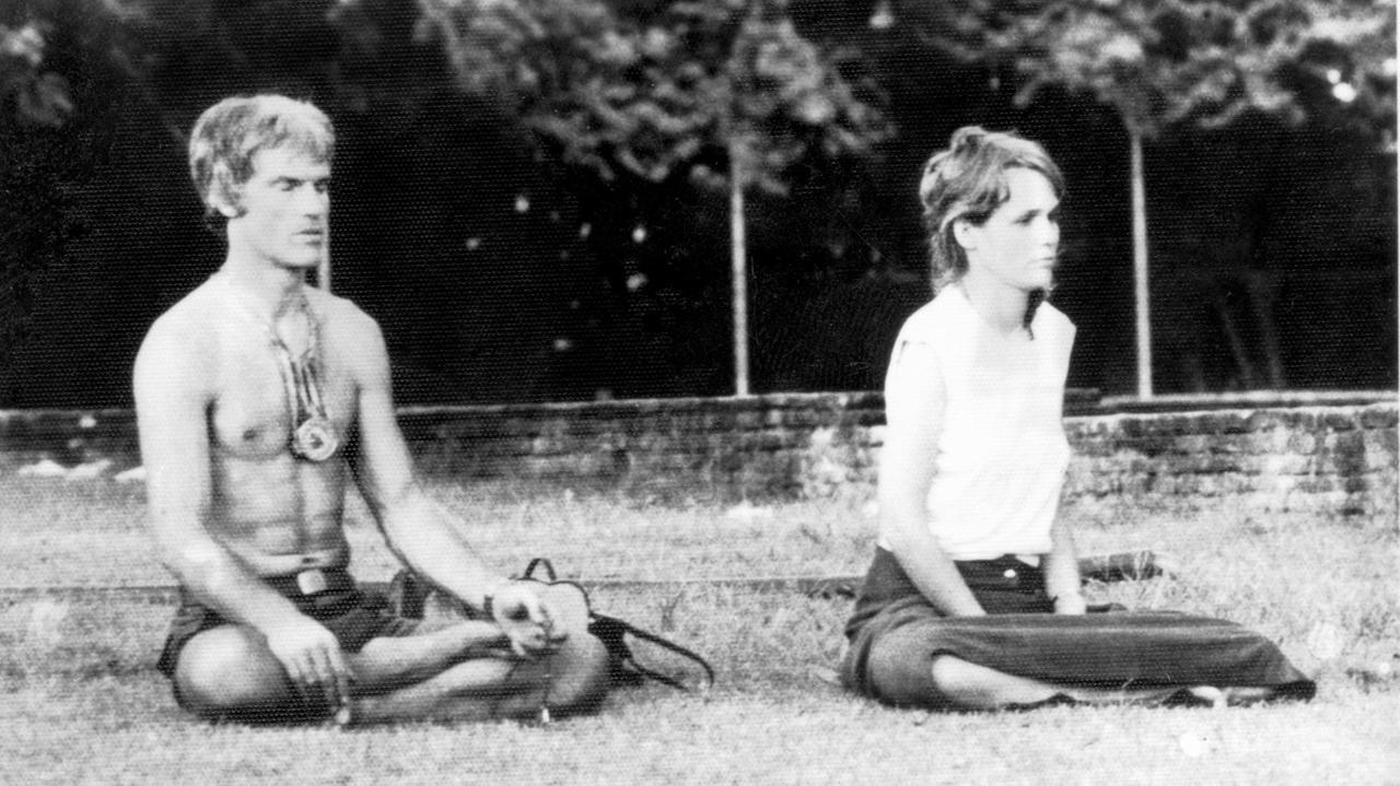 Hannah und Ole Nydahl als junge buddhistische Schüler bei der Meditation Hannah und Ole Nydahl als junge buddhistische Schüler bei der Meditation