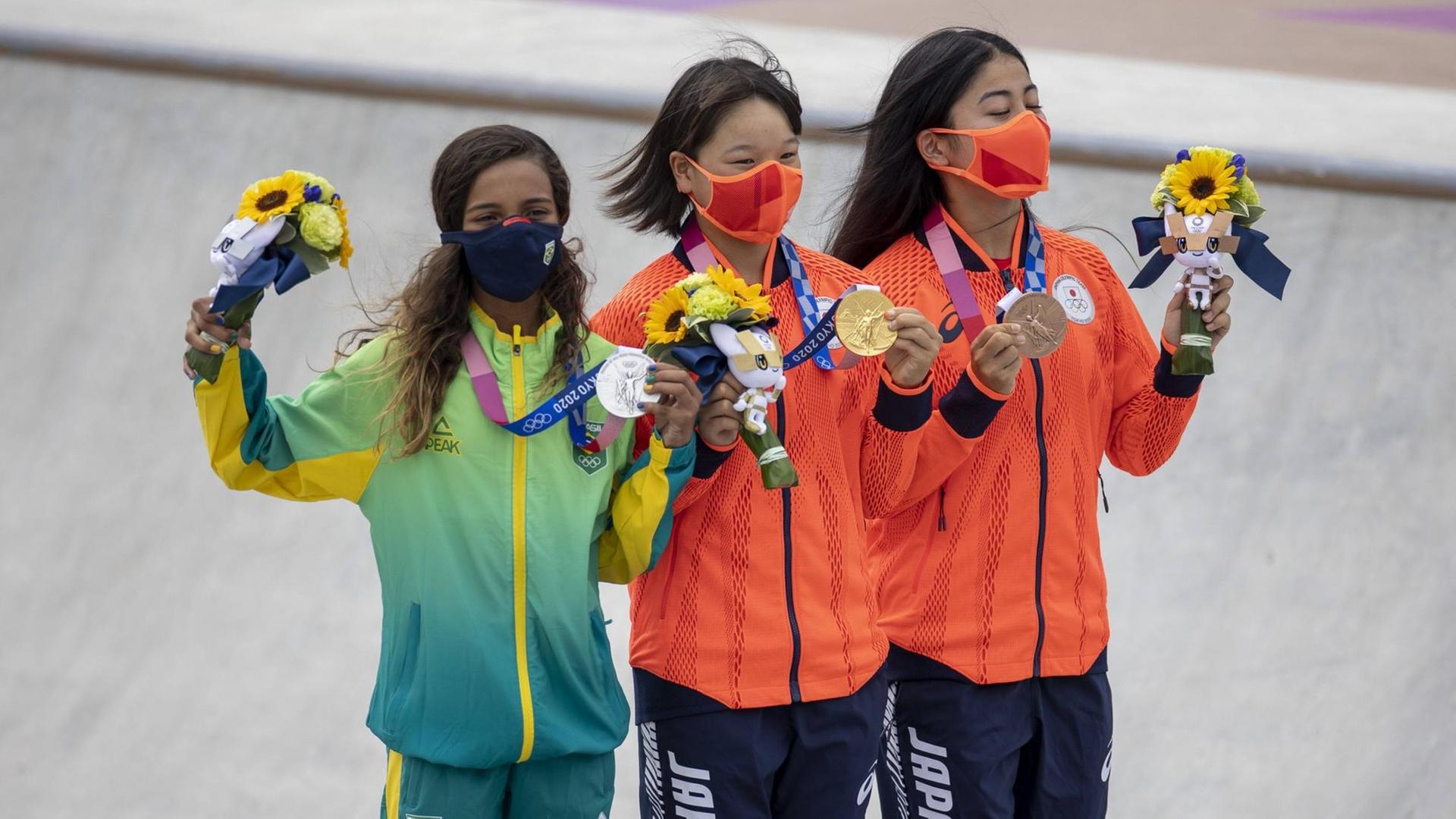 Tokyo 2020 Olympiad Tokyo TQUIO, TO - 26.07.2021: TOKYO 2020 OLYMPIAD TOKYO - Brazilian skateboarder Rayssa Leal receiving a silver medal after finishing second in the final of the women& 39s Skateboard Street at the Tokyo 2020 Olympic Games, Olympische Spiele, Olympia, OS held in 2021, in the city of Tokyo, Japan. Photo: Richard Callis/Fotoarena x2098178x PUBLICATIONxNOTxINxBRA RichardxCallis Tokyo 2020 Olympiad Tokyo TQUIO, TO - 26.07.2021: TOKYO 2020 OLYMPIAD TOKYO - Brazilian skateboarder Rayssa Leal receiving a silver medal after finishing second in the final of the women& 39s Skateboard Street at the Tokyo 2020 Olympic Games, Olympische Spiele, Olympia, OS held in 2021, in the city of Tokyo, Japan. Photo: Richard Callis/Fotoarena x2098178x PUBLICATIONxNOTxINxBRA RichardxCallis