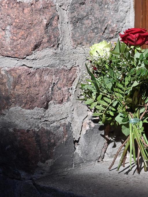 Blumen stehen an dem Eingang zur Synagoge in Halle