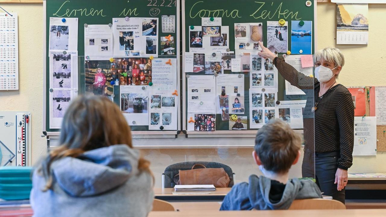Cornelia Herrmann, Klassenlehrerin einer 4. Klasse an der Grundschule «Am Mühlenfließ» in Booßen einem Ortsteil der Stadt Frankfurt (Oder), unterrichtet Schüler. Die Grundschulen in Brandenburg haben am selben Tag wieder für den Wechselunterricht zwischen Zuhause und Schule geöffnet. Beim Unterricht in der Schule ist die Anwesenheit Pflicht. Cornelia Herrmann, Klassenlehrerin einer 4. Klasse an der Grundschule «Am Mühlenfließ» in Booßen einem Ortsteil der Stadt Frankfurt (Oder), unterrichtet Schüler. Die Grundschulen in Brandenburg haben am selben Tag wieder für den Wechselunterricht zwischen Zuhause und Schule geöffnet. Beim Unterricht in der Schule ist die Anwesenheit Pflicht.