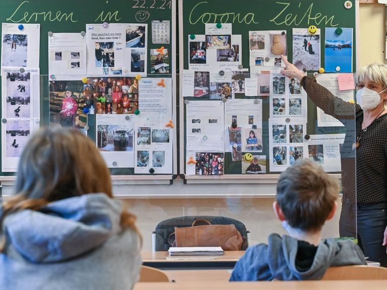 Cornelia Herrmann, Klassenlehrerin einer 4. Klasse an der Grundschule «Am Mühlenfließ» in Booßen einem Ortsteil der Stadt Frankfurt (Oder), unterrichtet Schüler. Die Grundschulen in Brandenburg haben am selben Tag wieder für den Wechselunterricht zwischen Zuhause und Schule geöffnet. Beim Unterricht in der Schule ist die Anwesenheit Pflicht.