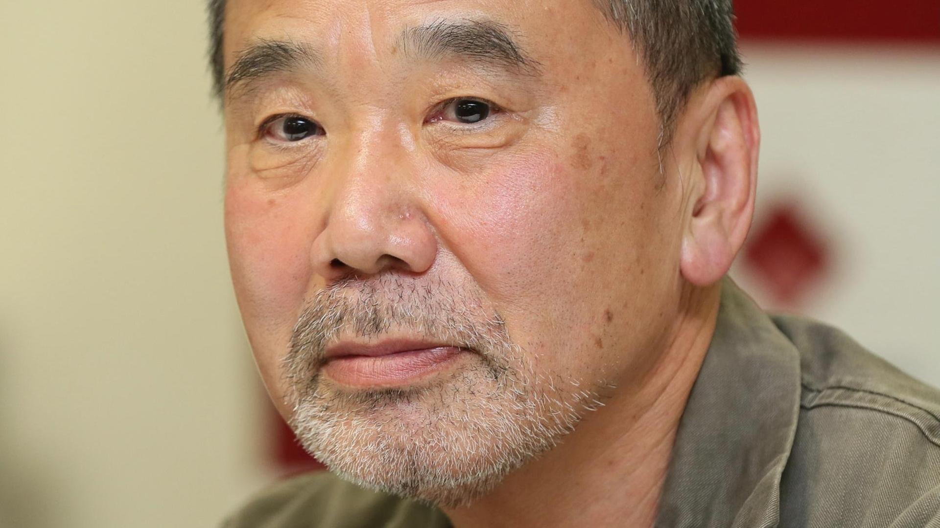 Porträt des japanischen Schriftstellers Haruki Murakami Porträt des japanischen Schriftstellers Haruki Murakami