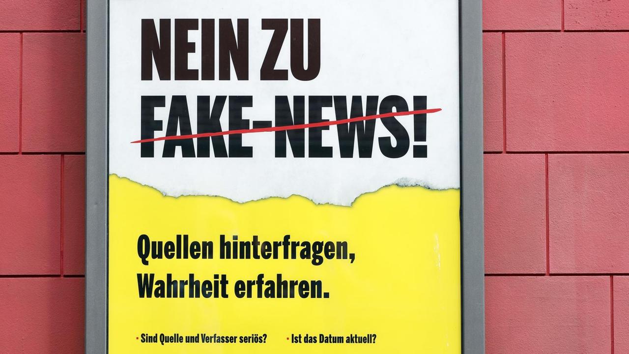 Ein fiktives Plakat gegen Fake News hängt in einer Filmkulisse der MMC Studios in Ossendorf. Ein fiktives Plakat gegen Fake News hängt in einer Filmkulisse der MMC Studios in Ossendorf.