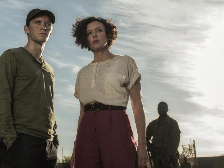 Jonas Nay und Lenora Rauch in dramatischer Perspektive.