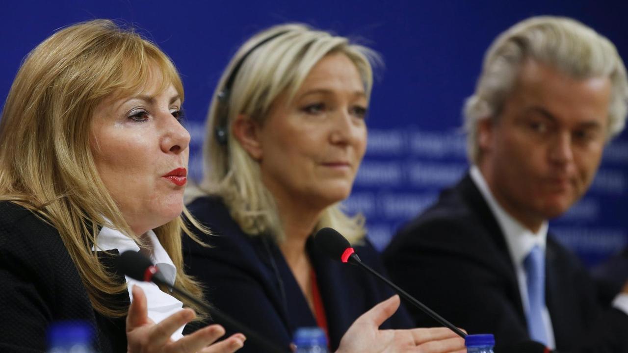 Janice Atkinson, ehemals Mitglied der UKIP, Marine Le Pen vom Front National und Geert Wilders (PVV) bei der Pressekonferenz im Europäischen Parlament zur Gründung der Fraktion "Europa der Nationen und der Freiheit" Janice Atkinson, ehemals Mitglied der UKIP, Marine Le Pen vom Front National und Geert Wilders (PVV) bei der Pressekonferenz im Europäischen Parlament zur Gründung der Fraktion "Europa der Nationen und der Freiheit"