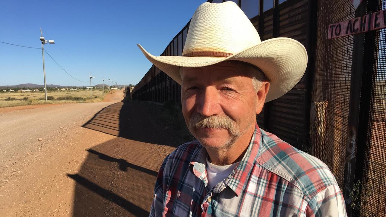 Rancher John Ladd vor dem Grenzzaun auf seiner Ranchin Arizona Rancher John Ladd vor dem Grenzzaun auf seiner Ranchin Arizona